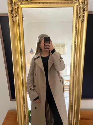 Beige trenchcoat med knytskärp - Trenchcoat från hm använd 1-2 gånger, orginalpris 500 köpt förra året