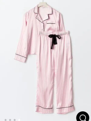 Gina tricot satin set - Fint satin set från Gina tricot young i storlek 158/164! Kommer tyvärr inte till användning så säljer vidare istället🫶