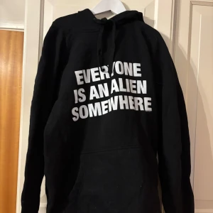 COLDPLAY hoodie Merch - 'EVERYONE IS AN ALIEN SOMEWHERE' Coldplay hoodie från konserten i Göteborg, gott skick och väldigt fräsch. Säljes enbart pga mental bagage