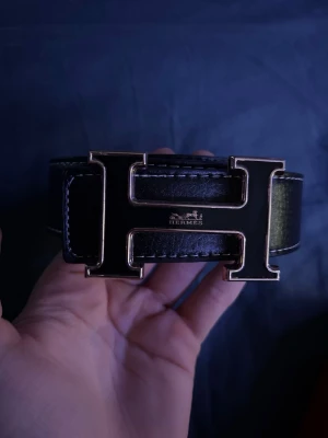 Svart bälte med H-spänne - Bra kvalitet och väldigt snyggt