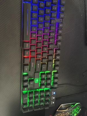 FOREV svart gamingtangentbord - Säljer ett svart gamingtangentbord från FOREV med klassisk layout och tydliga vita bokstäver på tangenterna. Tangentbordet har en robust plastdesign och RGB-belysning som syns på kartongen. Perfekt för gaming eller datorarbete.