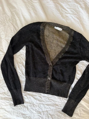 Kofta  - Svart kofta med stjärnor och guld detaljer 🤍 storlek M men passar mer en xs/s då den är liten i storlek! 