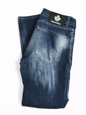 Dsquared2 Jeans - Dsquared2 Jeans för män till salu, storlek 54.  Väldigt snygga jeans, dessa är perfekt om du vill ha något unikt. Hör av dig vid intresse/frågor. PRIS KAN DISKUTERAS!