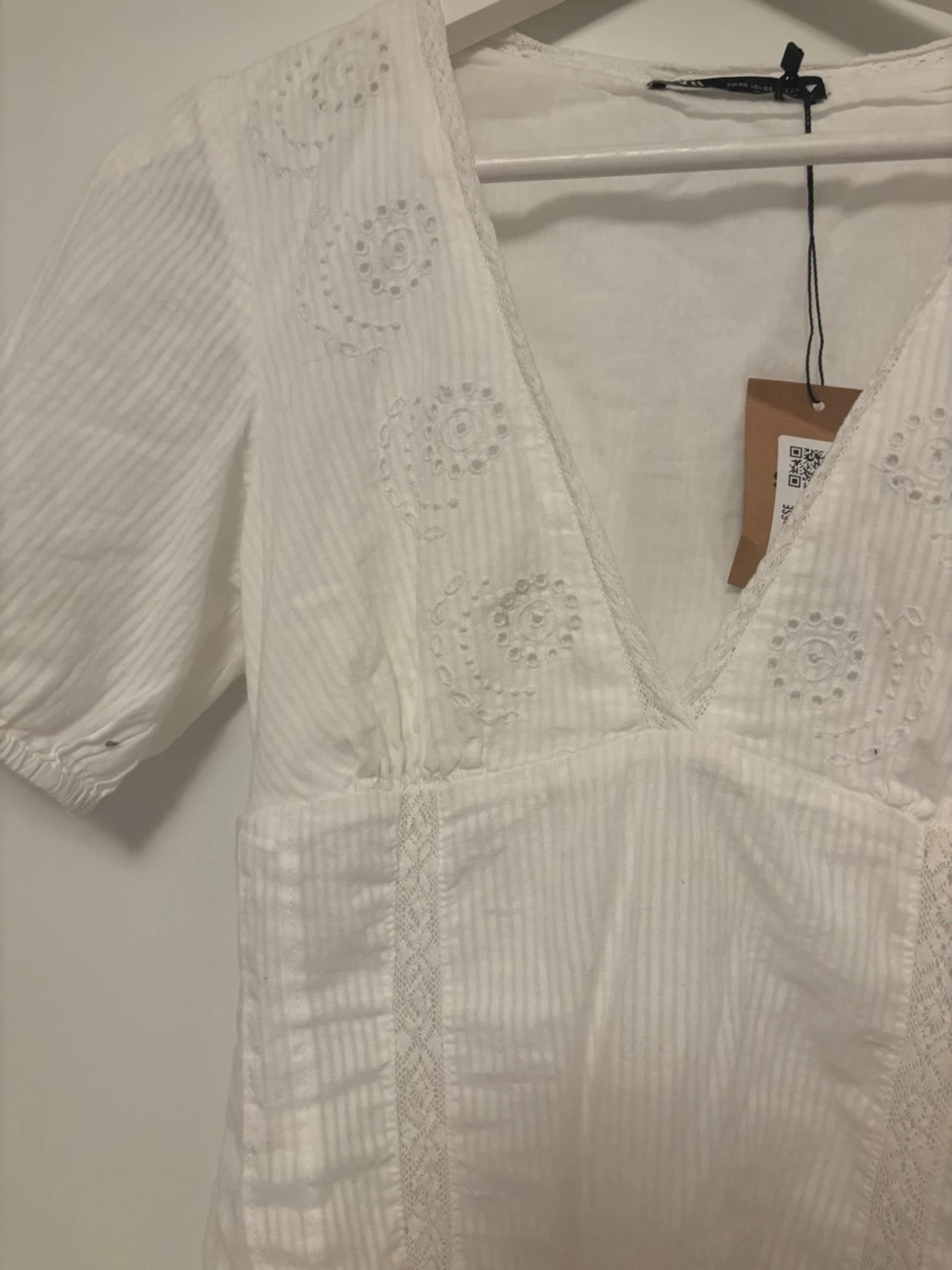 Vit studentklänning med spetsdetaljer - 1