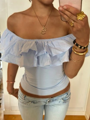 Ljusblå Offshoulder volangtopp  - Såå snygg ljusblå Offshoulder volangtopp! Jag är 168 och det är mina bilder, köp via köp nu direkt eller Swish, kvar tills markerad som såld 💖 