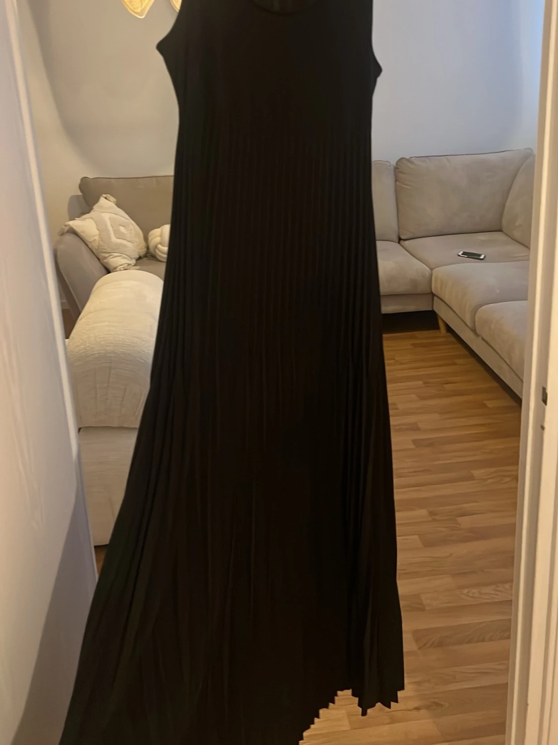 Midjad Svart långklänning i plisserad modell