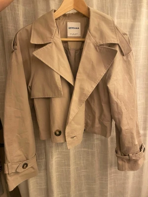 Bershka Trenchcoat - Säljer denna populära Bershka Trenchcoaten som aldrig är använd💕 Kom privat för fler bilder💋