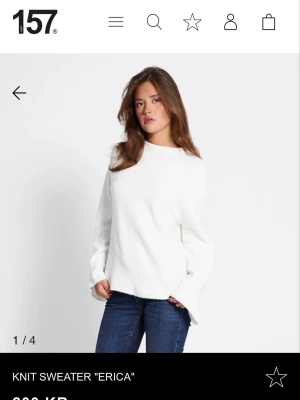 Stickad tröja från lager 157 - En vit stickad tröja från 157 med rund hals som är ganska hög och långa ärmar. Tröjan har en lös passform. Modellen heter 'Erica'.🩷Den är helt ny med prislapp! Skulle lämna tillbaka den men glömde de.🩷🩷