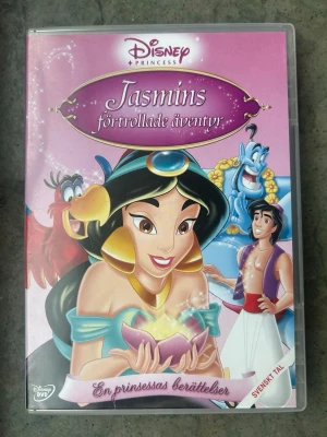 Jasmines förtrollade äventyr dvd - DVD-film med Disney Princess: Jasmins förtrollade äventyr. Filmen har svenskt tal och är producerad 2005. Speltid är 64 minuter. Ljud: Dolby Digital 2.0. Bildformat: 1.33:1. Art.nr: Z6S/31393200.  Finns på språk: Svenska, Finska, Danska, Norska, Engelska   OBS!! skivorna är begagnade så det kan förekomma repor/hairlines på skivorna, men då jag kollar igenom alla filmer jag säljer garanterar jag att alla funkar felfritt om inget annat står! :)