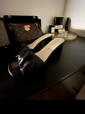 Svarta klackar  - Storlek 38, aldrig använda 