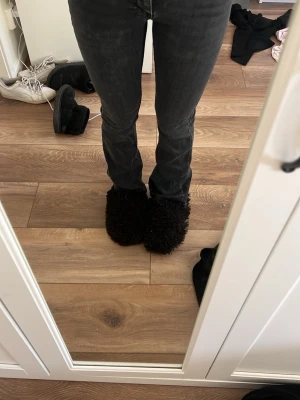 Svarta bootcut leggings med hög midja - Säljer ett par svarta leggings med bootcut och hög midja. De är tighta upptill och har en lätt utsvängd passform nedtill. Materialet är stretchigt och bekvämt, perfekt för dig som gillar en trendig och avslappnad stil.