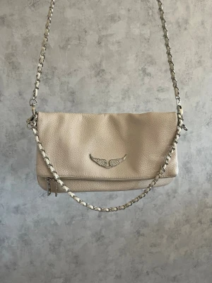 Beige axelväska med kedjerem - Beige väska från Spanien💞💞