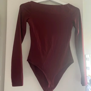 Vinröd långärmad body med bout neck - Super fin vinröd body från hm med bout neck, ändast använd 1 gång