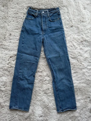 Blå Levi's high waist jeans - Klassiska blå high waist jeans från Levi's med raka ben och sitter tajt runt höfterna. Älskar dem men har för många jeans ⭐️något korta