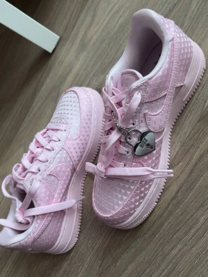 Nike Air force 1 low Valentine Editon - Storlek 36, oanvända