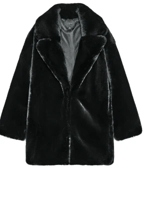 Svart pälsjacka från Zara - Säljer en svart pälsjacka från Zara med breda slag och rak passform. Jackan är gjord i mjuk fuskpäls och har ett slätt innerfoder. Perfekt för att hålla sig varm under kalla vinterdagar. Klassisk och stilren design som är enkel att matcha.