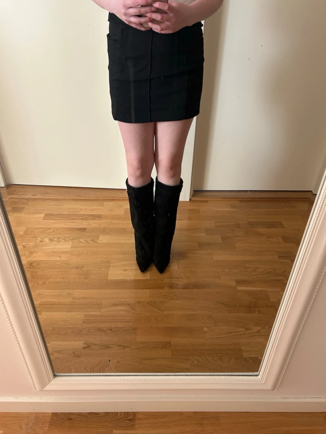 Svarta knähöga stövlar i mocka - 1