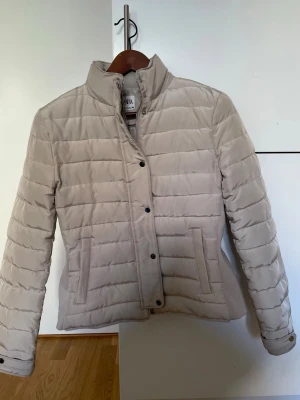 Jacka stl  S~M - Skulle säga att den passar en S eller liten M. Använd en gång.