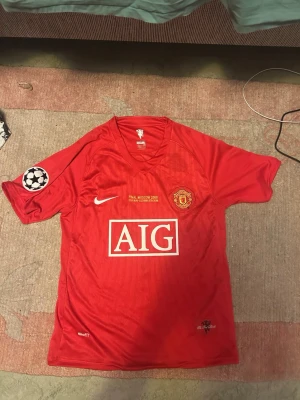 Manchester United fotbollströja  - Säljer denna snygga röda man utd matchtröja från 2008 ucl final i Moskva med Ronaldo på ryggen och nummer 7, och ucl logga på armen, tröjan är i storlek M och är helt ny, fick denna i födelsedagspresent men blev aldrig till någon användning så nu väljer jag att sälja den, riktigt legendarisk tröja. Pris kan diskuteras!! Tveka inte att skriva!!