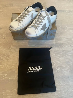 Vita GGDB skor Storlek 44 - Tja! Säljer ett helt par nya Golden Goose storlek 44.         Helt fleck fria och har inga som helst skador.                     Priset kan diskuteras och jag skickar inom 24 Tim💨☺️
