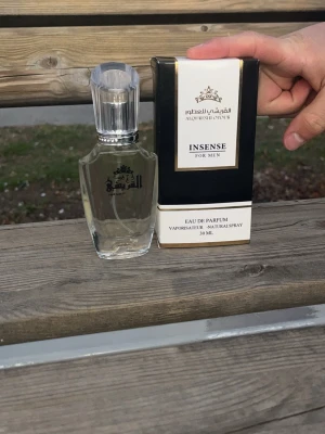 Al Qureshi Otoor Insense Parfym - En elegant parfym för män från Al Qureshi Otoor, Insense Eau de Parfum. Flaskan är genomskinlig med silverfärgad kork och svart text. Förpackningen är svart och vit med guldiga detaljer. Innehåller 30 ml.