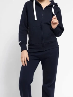 Russemerch sett - Mysigt mörkblått loungewear-set med zip hoodie och matchande byxor. Hoodien har vita dragsnören, fickor framtill och ribbade muddar. Perfekt för chill dagar hemma eller när du vill vara bekväm men ändå snygg.