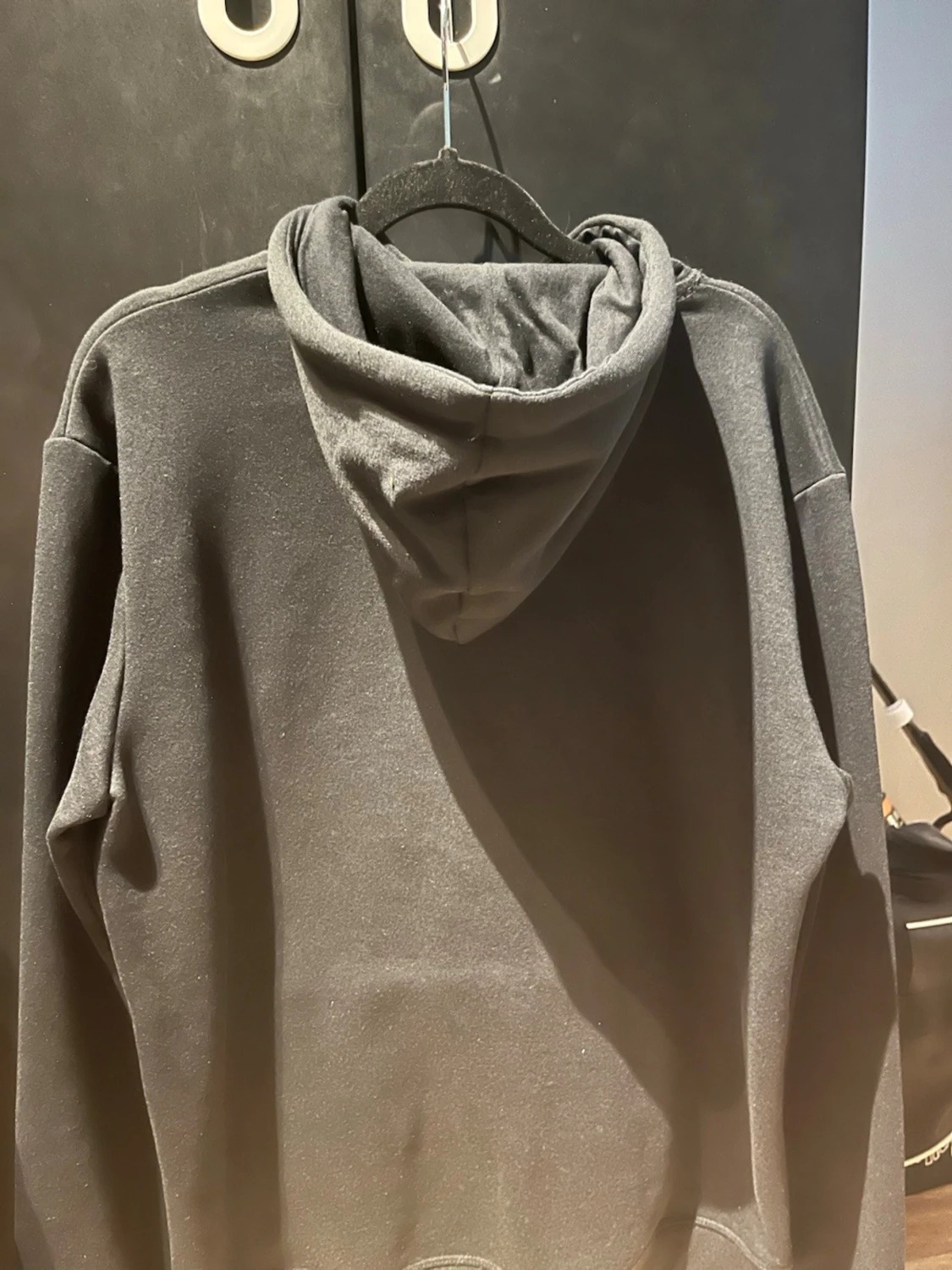 Svart basic hoodie med Känguruficka - 1