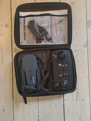 Drönare med kamera - Radiostyrd oanvänd drönare med kamera. Kommer med manual, extra vingar, landnings-fötter, kontroll och låda för transport. Finns dessutom en app som går att ladda ned. 