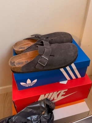 Mörkgrå Birkenstock Boston tofflor - Säljer ett par mörkgrå Birkenstock Boston tofflor. Slå ett PM för fler bilder, pris gör att diskuteras. 