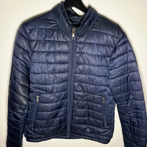 Zara Man jacka mörkblå - Mörkblå Zara Man jacka i mycket bra skick, pm vid intresse.
