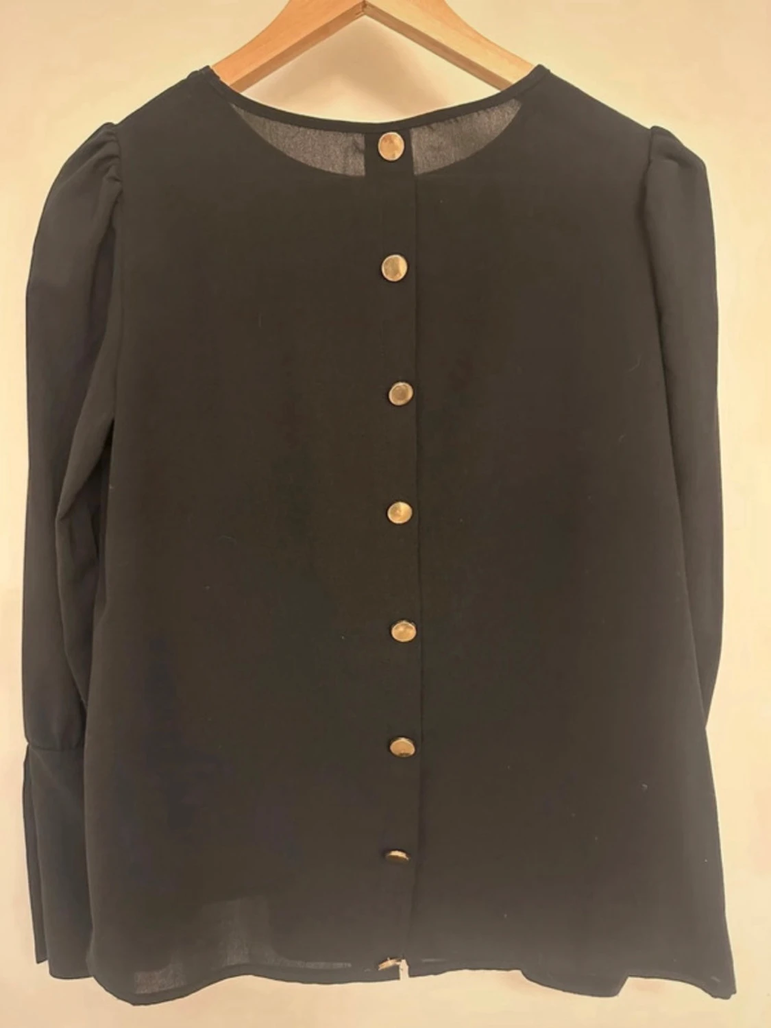 Svart blus med guldknappar - 2