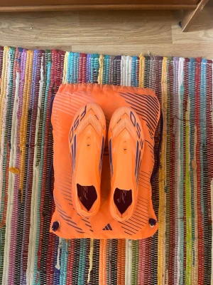 Adidas f50 elite sg - Säljer ett par helt nya adidas f50 elite i storlek 40. Köpt på adidas. Aldrig använda och skon är i skruv dobb