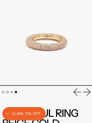 Guldfärgad ring med gnistrande stenar - Så fin guldring från Izabel display! Helt ny och oanvänd, säljer då den inte passar!⭐️