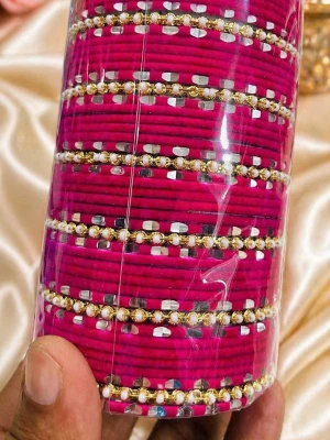 Set med rosa armband med pärlor - Säljer ett set med flera tunna armband i starkt rosa färg. Armbanden är dekorerade med små vita pärlor och guldfärgade detaljer samt spegelliknande inslag som ger extra bling. Perfekt för dig som vill ha en färgstark accessoar till din outfit.
