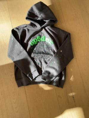 Sp5der hoodie grå - Jag fick den på min födelsedag som present, vi har köpt den ifrån sp5deroffical.com. Den var lite för stor för mig så jag vill sälja den och köpa en ny istället