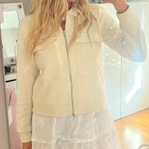Stickad tröja - Overshirt/ stickad jacka i krämvit.  Se defekter på bilderna.