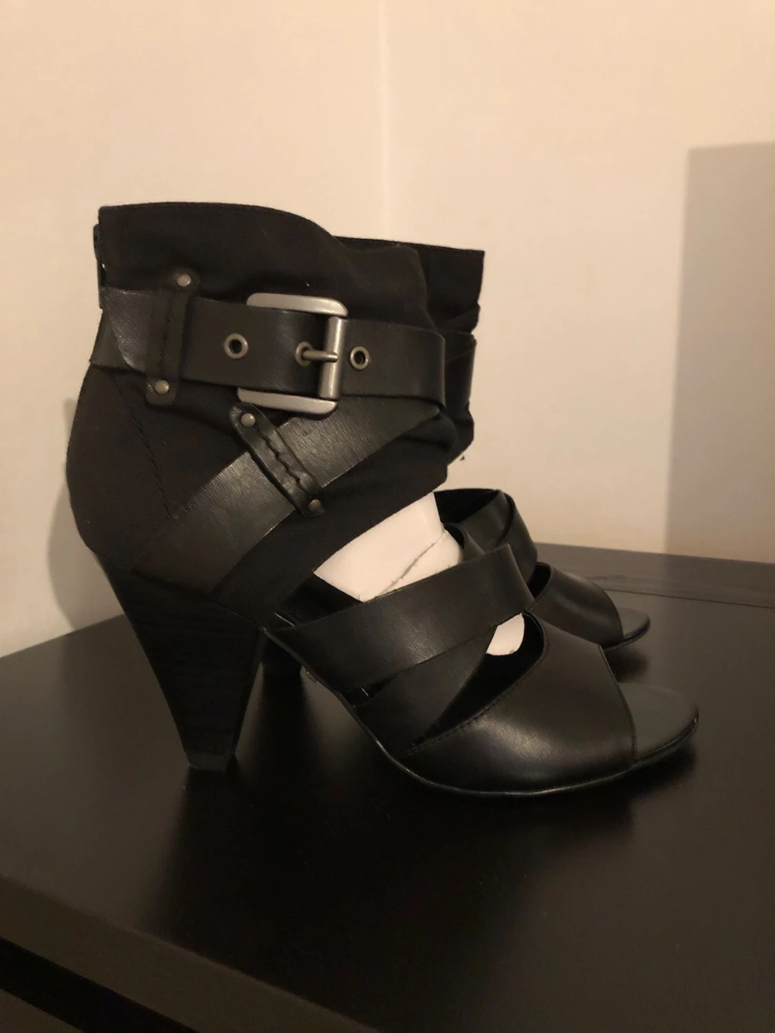 Svarta pumps med spänne och remmar - 1