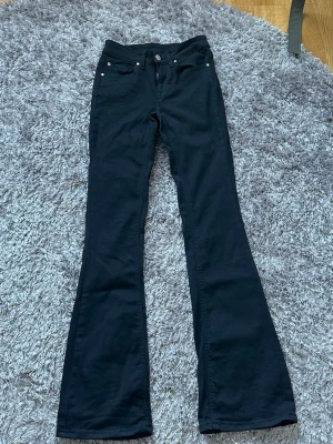 Svarta bootcut jeans - Svarta bootcut jeans i storlek Xs i längd 32 med stretch. Liten i storleken och använda fåtal gånger, ordinarie pris 599,95🥰