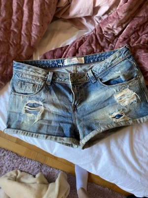 Jeansshorts  - Köpte dessa second hand, känner inte igen märket. Lågmidjade, bra skick! Meddela gärna om du har några frågor💕