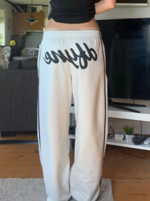 Dfyne Mjukisbyxor - Säljer ett par vita mjukisbyxor från Dfyne’s limited edition collection.🫧 Säljer då jag har ett par andra också! Nypris minns jag inte riktigt. Pris kan diskuteras vid snabb affär!🤍