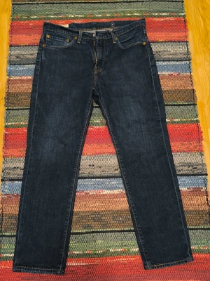 Levi's 511 – W34 L30 - Ett par jeans från Levi's i modellen 511. Jeansen har en klassisk design med fem fickor, gylf med dragkedja och knappstängning.