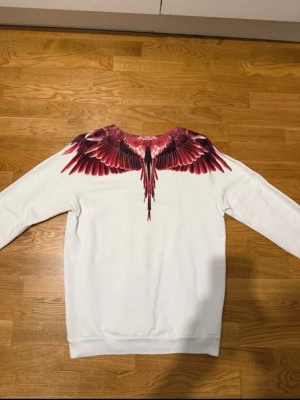 Marcelo Burlon tröja  - Vit tröja från Marcelo Burlon. Storlek S, bra skick! Har endast två små fläckar som knappt syns och går bort i tvätten. Annars inga märken, skador eller defekter. Inga konstigheter! Hör av er vid intresse! Priset är inte hugget i sten. 