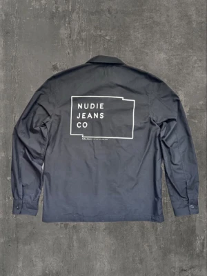 Nudie jeans overshirt  - En riktigt fet svart Nudie Jeans overshirt! storleken på den är M! Overshirten är i väldigt bra skicka och de passar till allt! Kontakta gärna oss om du har frågor, dessutom kan priset diskuteras vid snabb affär! Mvh Saint ;)