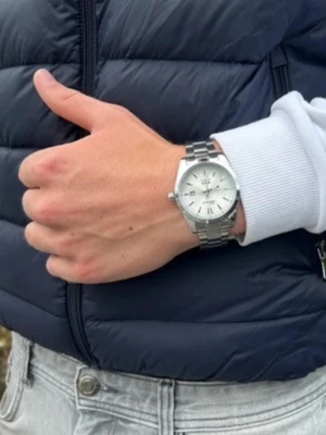 Silverfärgad Doventi klocka  - Doventi - Helt ny och oanvänd klocka i toppskick! Levereras komplett med originalbox. Perfekt skick, garanterat utan defekter. justering för optimal passform. Snabb leverans samma dag – direkt till dig!