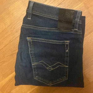 Mörkblå jeans från Replay - 31 W, 34 L, mycket bra skick, inga defekter, pris kan diskuteras.