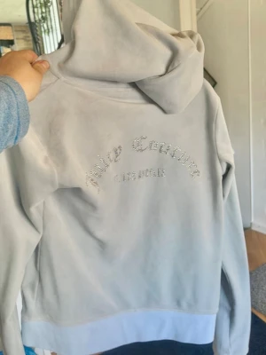 Babyblå hoodie från Juicy Couture - Diamant och strass detaljer . Storlek xs men passar S och M