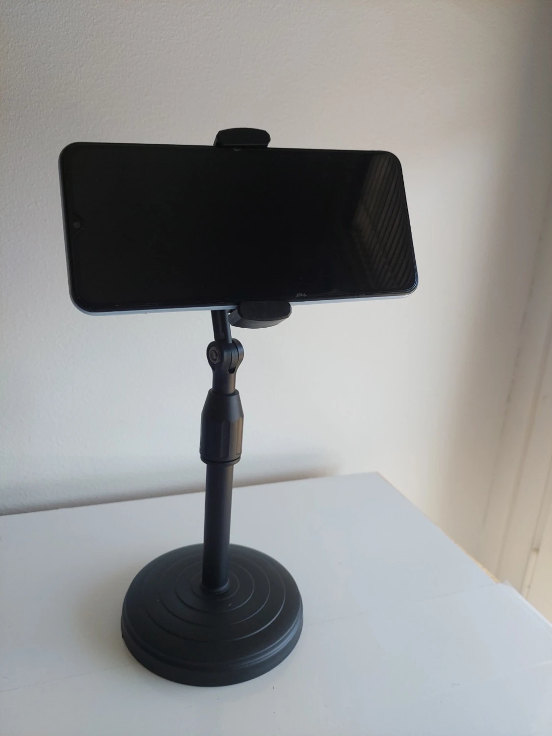 Svart mobilhållare med justerbar arm