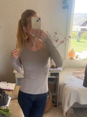 Beige långärmad topp i bomull - Snygg beige långärmad topp med rund halsringning och figurnära passform. Tillverkad i mjuk bomull, perfekt att styla med jeans eller kjol. Enkel och stilren design som passar till många olika looks.🤎
