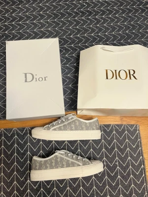Dior Oblique Walk Dam Sneakers - Hej säljer nu mina Dior Dam sneakers i storlek 38 med alla tillbehören medföljande. Superfint skick