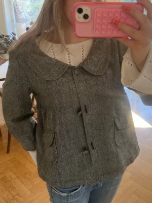 Grå jacka med stor krage - Säljer denna trekvartärmskappa. Kontakta vid frågor eller intresse❣️